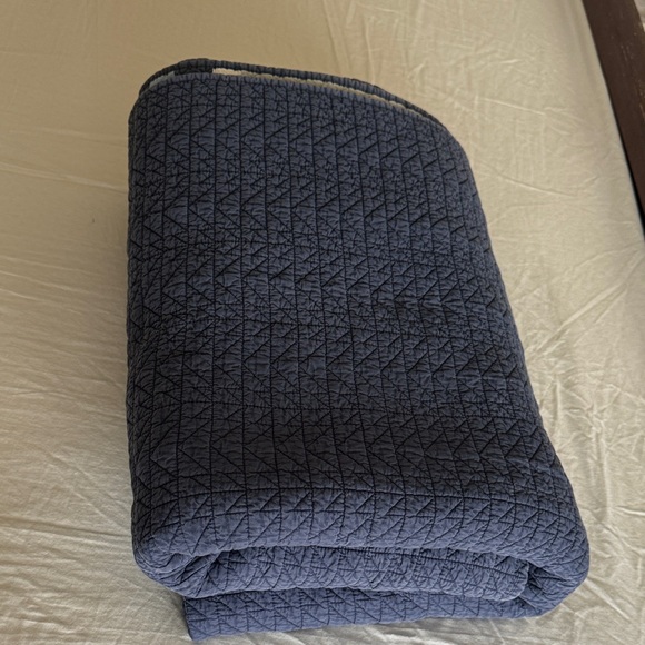 Pendleton cream and Navy Geometric Quilted Blanket - Picture 7 of 8